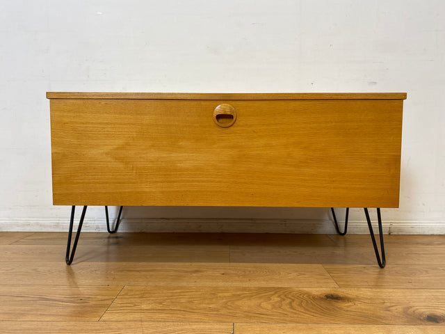 WMK I Kultiges Designer Sideboard 430/61 von Joachim Nebelung für VEB Hellerau in Sen Esche auf neuen Hairpin Metallfüssen