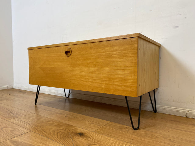 WMK I Kultiges Designer Sideboard 430/61 von Joachim Nebelung für VEB Hellerau in Sen Esche auf neuen Hairpin Metallfüssen