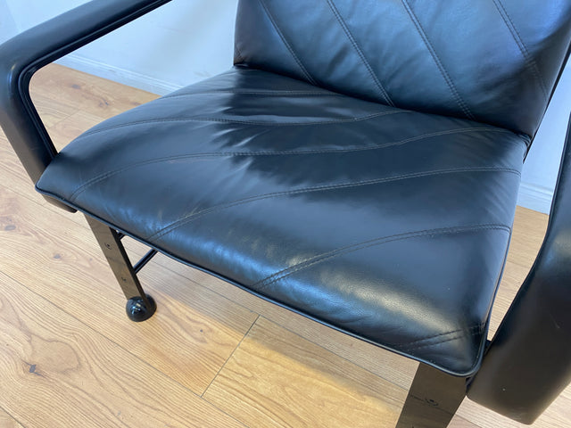 WMK # Stilvoller & hochwertiger Designersessel von Klöber aus 1996 mit Kunstleder Bezug auf schwarzem Metallrahmen # Sessel Ledersessel Clubsessel Wartestuhl Sitzgarnitur Büromöbel Praxismöbel Vintage