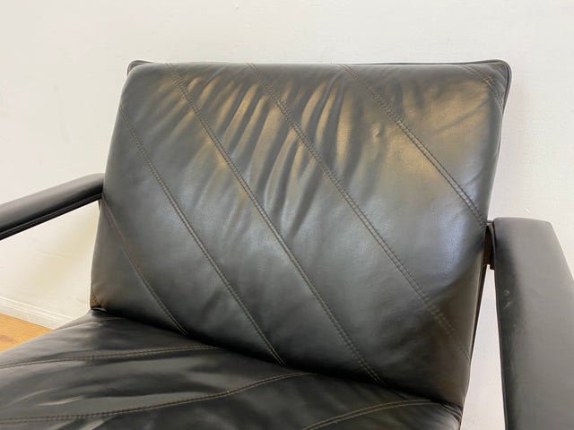 WMK # Stilvoller & hochwertiger Designersessel von Klöber aus 1996 mit Kunstleder Bezug auf schwarzem Metallrahmen # Sessel Ledersessel Clubsessel Wartestuhl Sitzgarnitur Büromöbel Praxismöbel Vintage