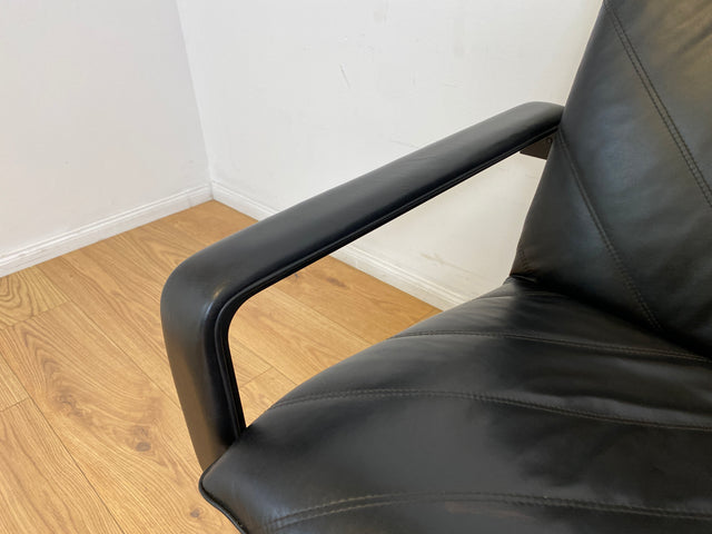 WMK # Stilvoller & hochwertiger Designersessel von Klöber aus 1996 mit Kunstleder Bezug auf schwarzem Metallrahmen # Sessel Ledersessel Clubsessel Wartestuhl Sitzgarnitur Büromöbel Praxismöbel Vintage
