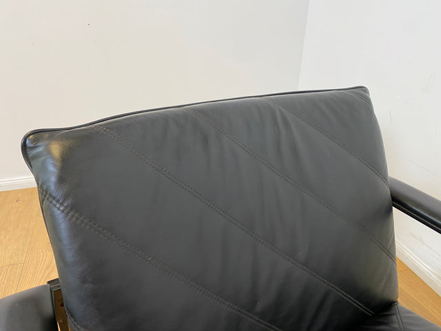 WMK # Stilvoller & hochwertiger Designersessel von Klöber aus 1996 mit Kunstleder Bezug auf schwarzem Metallrahmen # Sessel Ledersessel Clubsessel Wartestuhl Sitzgarnitur Büromöbel Praxismöbel Vintage