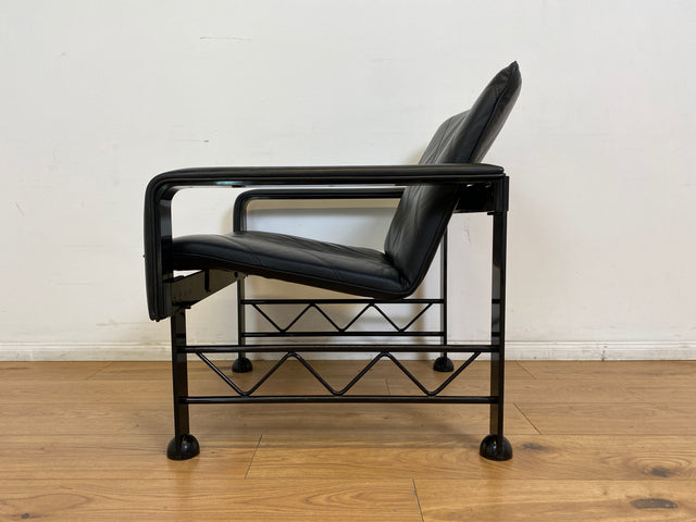 WMK # Stilvoller & hochwertiger Designersessel von Klöber aus 1996 mit Kunstleder Bezug auf schwarzem Metallrahmen # Sessel Ledersessel Clubsessel Wartestuhl Sitzgarnitur Büromöbel Praxismöbel Vintage