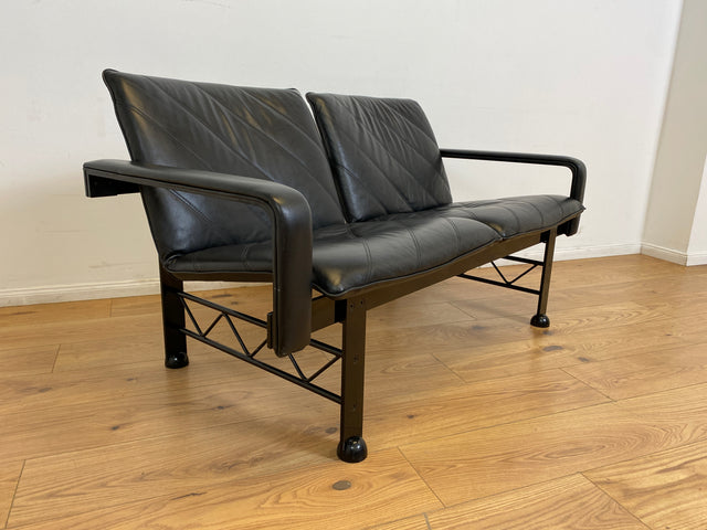 WMK # Stilvolles & hochwertiges Designersofa von Klöber aus 1996 mit Kunstleder Bezug auf schwarzem Metallrahmen # Sofa Couch Ledersofa Ledercouch Sitzbank Sitzgarnitur Büromöbel Praxismöbel Vintage