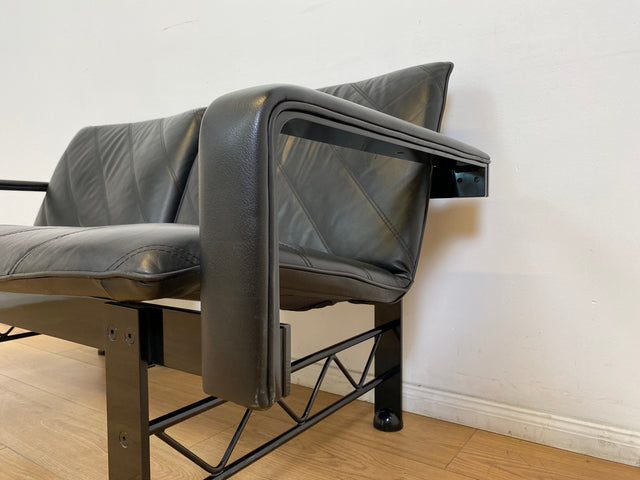 WMK # Stilvolles & hochwertiges Designersofa von Klöber aus 1996 mit Kunstleder Bezug auf schwarzem Metallrahmen # Sofa Couch Ledersofa Ledercouch Sitzbank Sitzgarnitur Büromöbel Praxismöbel Vintage