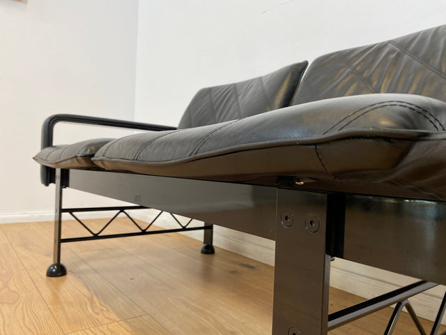 WMK # Stilvolles & hochwertiges Designersofa von Klöber aus 1996 mit Kunstleder Bezug auf schwarzem Metallrahmen # Sofa Couch Ledersofa Ledercouch Sitzbank Sitzgarnitur Büromöbel Praxismöbel Vintage