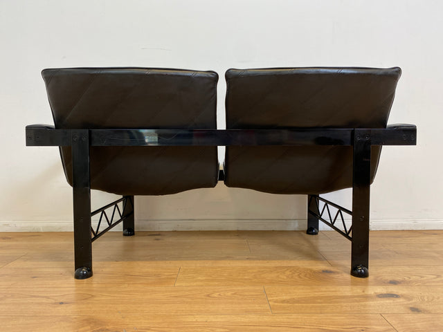 WMK # Stilvolles & hochwertiges Designersofa von Klöber aus 1996 mit Kunstleder Bezug auf schwarzem Metallrahmen # Sofa Couch Ledersofa Ledercouch Sitzbank Sitzgarnitur Büromöbel Praxismöbel Vintage