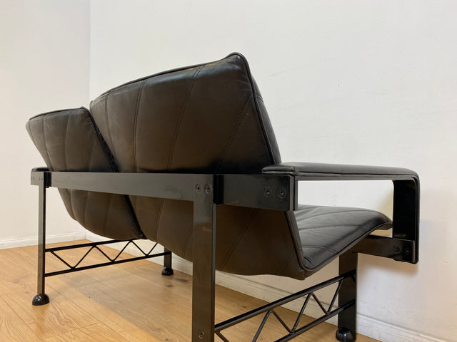 WMK # Stilvolles & hochwertiges Designersofa von Klöber aus 1996 mit Kunstleder Bezug auf schwarzem Metallrahmen # Sofa Couch Ledersofa Ledercouch Sitzbank Sitzgarnitur Büromöbel Praxismöbel Vintage