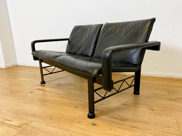 WMK # Stilvolles & hochwertiges Designersofa von Klöber aus 1996 mit Kunstleder Bezug auf schwarzem Metallrahmen # Sofa Couch Ledersofa Ledercouch Sitzbank Sitzgarnitur Büromöbel Praxismöbel Vintage