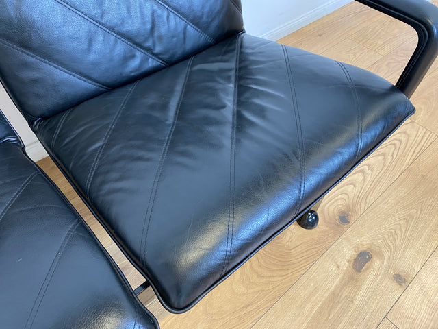 WMK # Stilvolles & hochwertiges Designersofa von Klöber aus 1996 mit Kunstleder Bezug auf schwarzem Metallrahmen # Sofa Couch Ledersofa Ledercouch Sitzbank Sitzgarnitur Büromöbel Praxismöbel Vintage