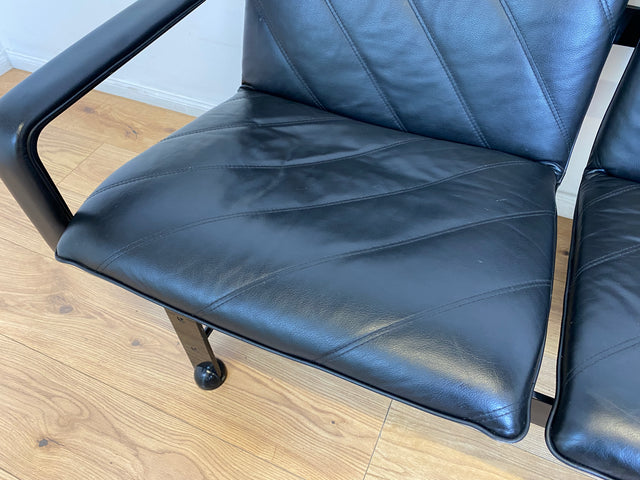WMK # Stilvolles & hochwertiges Designersofa von Klöber aus 1996 mit Kunstleder Bezug auf schwarzem Metallrahmen # Sofa Couch Ledersofa Ledercouch Sitzbank Sitzgarnitur Büromöbel Praxismöbel Vintage