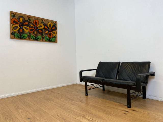WMK # Stilvolles & hochwertiges Designersofa von Klöber aus 1996 mit Kunstleder Bezug auf schwarzem Metallrahmen # Sofa Couch Ledersofa Ledercouch Sitzbank Sitzgarnitur Büromöbel Praxismöbel Vintage