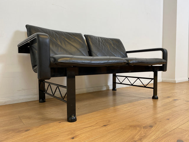 WMK # Stilvolles & hochwertiges Designersofa von Klöber aus 1996 mit Kunstleder Bezug auf schwarzem Metallrahmen # Sofa Couch Ledersofa Ledercouch Sitzbank Sitzgarnitur Büromöbel Praxismöbel Vintage