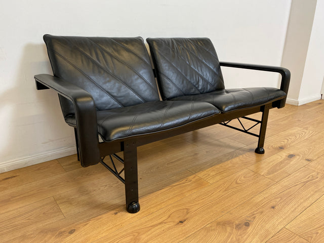 WMK # Stilvolles & hochwertiges Designersofa von Klöber aus 1996 mit Kunstleder Bezug auf schwarzem Metallrahmen # Sofa Couch Ledersofa Ledercouch Sitzbank Sitzgarnitur Büromöbel Praxismöbel Vintage