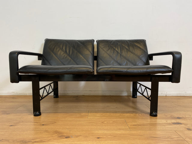 WMK # Stilvolles & hochwertiges Designersofa von Klöber aus 1996 mit Kunstleder Bezug auf schwarzem Metallrahmen # Sofa Couch Ledersofa Ledercouch Sitzbank Sitzgarnitur Büromöbel Praxismöbel Vintage
