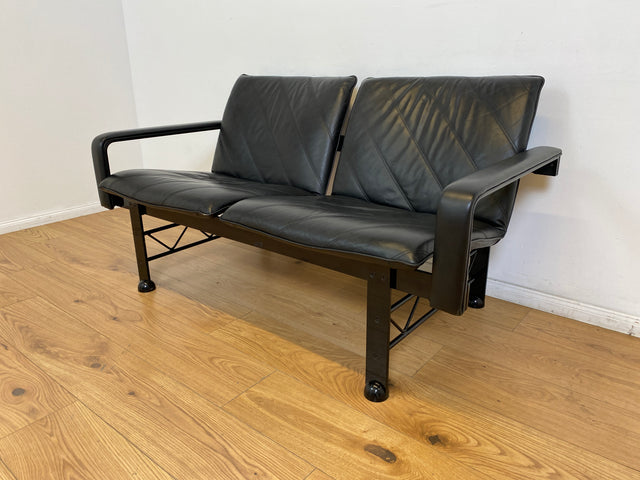 WMK # Stilvolles & hochwertiges Designersofa von Klöber aus 1996 mit Kunstleder Bezug auf schwarzem Metallrahmen # Sofa Couch Ledersofa Ledercouch Sitzbank Sitzgarnitur Büromöbel Praxismöbel Vintage