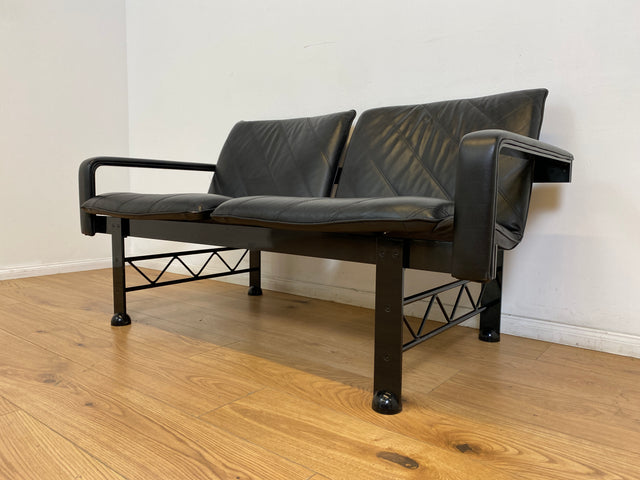 WMK # Stilvolles & hochwertiges Designersofa von Klöber aus 1996 mit Kunstleder Bezug auf schwarzem Metallrahmen # Sofa Couch Ledersofa Ledercouch Sitzbank Sitzgarnitur Büromöbel Praxismöbel Vintage