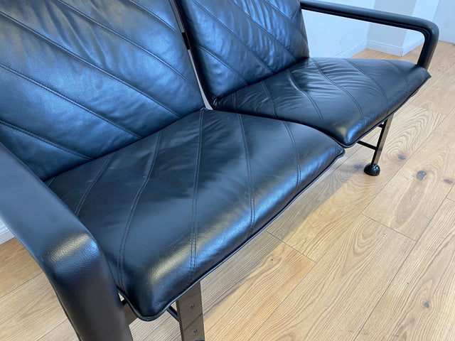 WMK # Stilvolles & hochwertiges Designersofa von Klöber aus 1996 mit Kunstleder Bezug auf schwarzem Metallrahmen # Sofa Couch Ledersofa Ledercouch Sitzbank Sitzgarnitur Büromöbel Praxismöbel Vintage