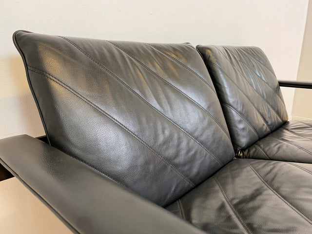 WMK # Stilvolles & hochwertiges Designersofa von Klöber aus 1996 mit Kunstleder Bezug auf schwarzem Metallrahmen # Sofa Couch Ledersofa Ledercouch Sitzbank Sitzgarnitur Büromöbel Praxismöbel Vintage