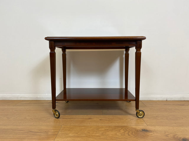 WMK # Sehr schöner und gut erhaltener 60er Jahre Servierwagen auf Rollen mit abnehmbarer Glasauflage und Ablage # Teewagen Barwagen Rollwagen Beistelltisch Ablage Couchtisch Vintage Mid-Century
