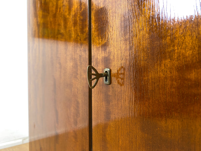 WMK Stilvoller und sehr gut erhaltener Mid-Century Schrank aus 1960, Vollholz Korpus auf neuen Metallfüßen # Highboard Wäscheschrank Bücherschrank Wohnzimmerschrank Sideboard Vintage DDR Hairpin