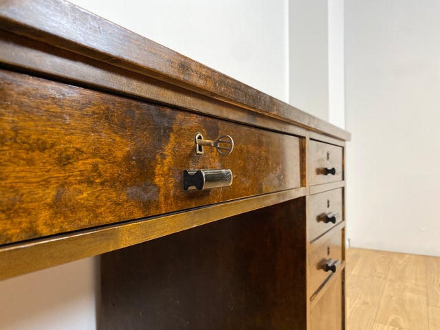 WMK # Wunderschöner und gut erhaltener kleiner dunkler skandinavischer Art Deco Schreibtisch aus vollem Holz mit Schubladen und hübschen Originalgriffen # Bürotisch Arbeitstisch Desk Sekretär Vintage