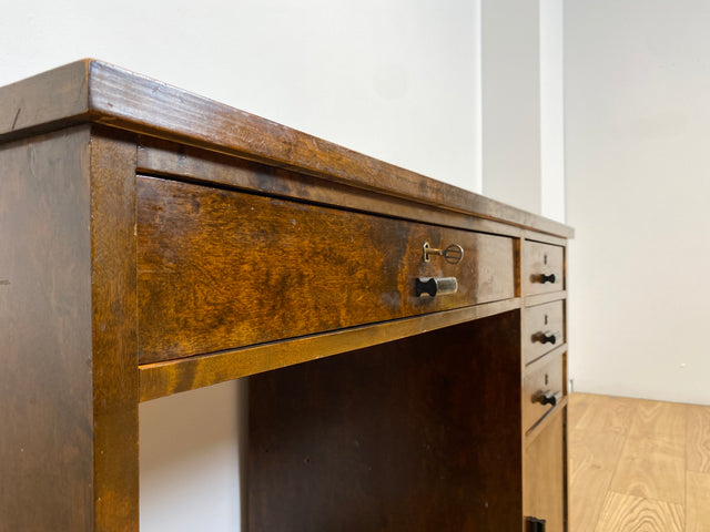 WMK # Wunderschöner und gut erhaltener kleiner dunkler skandinavischer Art Deco Schreibtisch aus vollem Holz mit Schubladen und hübschen Originalgriffen # Bürotisch Arbeitstisch Desk Sekretär Vintage