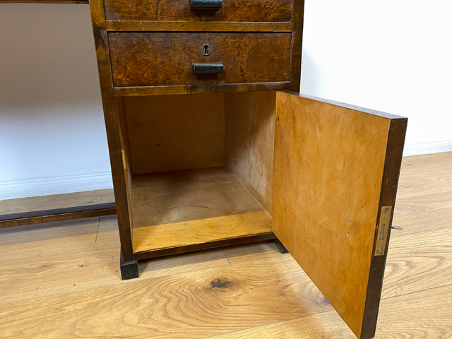 WMK # Wunderschöner und gut erhaltener kleiner dunkler skandinavischer Art Deco Schreibtisch aus vollem Holz mit Schubladen und hübschen Originalgriffen # Bürotisch Arbeitstisch Desk Sekretär Vintage