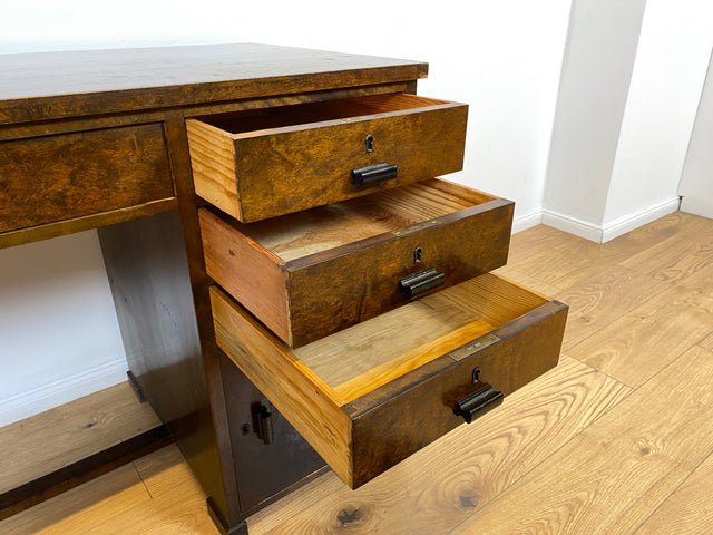 WMK # Wunderschöner und gut erhaltener kleiner dunkler skandinavischer Art Deco Schreibtisch aus vollem Holz mit Schubladen und hübschen Originalgriffen # Bürotisch Arbeitstisch Desk Sekretär Vintage