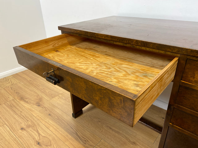 WMK # Wunderschöner und gut erhaltener kleiner dunkler skandinavischer Art Deco Schreibtisch aus vollem Holz mit Schubladen und hübschen Originalgriffen # Bürotisch Arbeitstisch Desk Sekretär Vintage