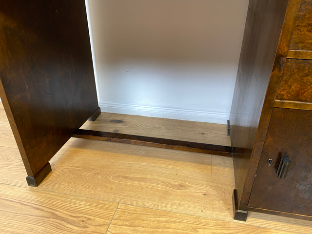 WMK # Wunderschöner und gut erhaltener kleiner dunkler skandinavischer Art Deco Schreibtisch aus vollem Holz mit Schubladen und hübschen Originalgriffen # Bürotisch Arbeitstisch Desk Sekretär Vintage