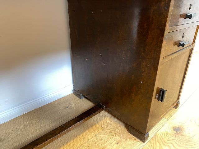 WMK # Wunderschöner und gut erhaltener kleiner dunkler skandinavischer Art Deco Schreibtisch aus vollem Holz mit Schubladen und hübschen Originalgriffen # Bürotisch Arbeitstisch Desk Sekretär Vintage