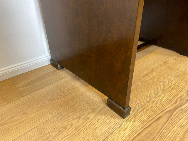 WMK # Wunderschöner und gut erhaltener kleiner dunkler skandinavischer Art Deco Schreibtisch aus vollem Holz mit Schubladen und hübschen Originalgriffen # Bürotisch Arbeitstisch Desk Sekretär Vintage