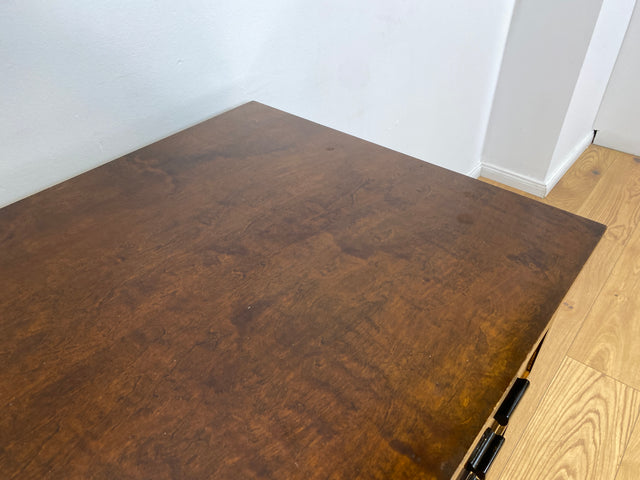 WMK # Wunderschöner und gut erhaltener kleiner dunkler skandinavischer Art Deco Schreibtisch aus vollem Holz mit Schubladen und hübschen Originalgriffen # Bürotisch Arbeitstisch Desk Sekretär Vintage