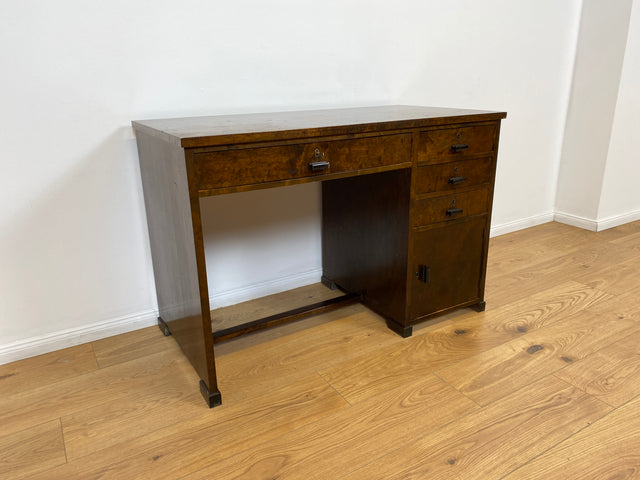 WMK # Wunderschöner und gut erhaltener kleiner dunkler skandinavischer Art Deco Schreibtisch aus vollem Holz mit Schubladen und hübschen Originalgriffen # Bürotisch Arbeitstisch Desk Sekretär Vintage