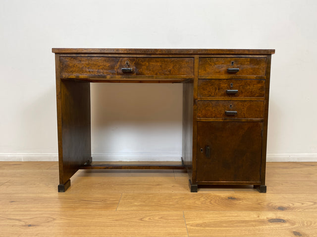 WMK # Wunderschöner und gut erhaltener kleiner dunkler skandinavischer Art Deco Schreibtisch aus vollem Holz mit Schubladen und hübschen Originalgriffen # Bürotisch Arbeitstisch Desk Sekretär Vintage