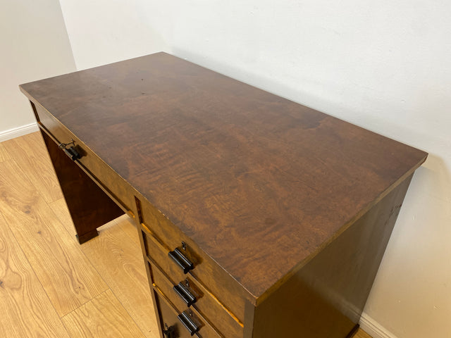 WMK # Wunderschöner und gut erhaltener kleiner dunkler skandinavischer Art Deco Schreibtisch aus vollem Holz mit Schubladen und hübschen Originalgriffen # Bürotisch Arbeitstisch Desk Sekretär Vintage