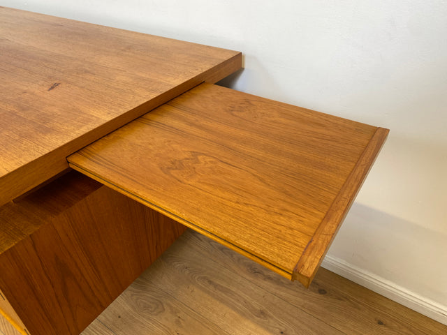 WMK # Stilvoller und gut erhaltener freistellender Mid-Century Schreibtisch in Teakholz mit Regal an der Rückseite und 2 Erweiterungen # Arbeitstisch Desk Bürotisch Cheftisch Partnertisch Vintage 60er