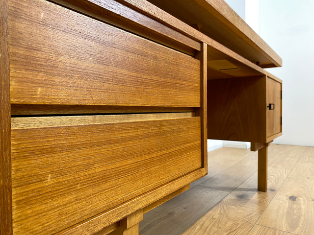 WMK # Stilvoller und gut erhaltener freistellender Mid-Century Schreibtisch in Teakholz mit Regal an der Rückseite und 2 Erweiterungen # Arbeitstisch Desk Bürotisch Cheftisch Partnertisch Vintage 60er