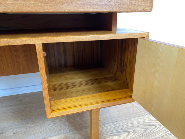 WMK # Stilvoller und gut erhaltener freistellender Mid-Century Schreibtisch in Teakholz mit Regal an der Rückseite und 2 Erweiterungen # Arbeitstisch Desk Bürotisch Cheftisch Partnertisch Vintage 60er