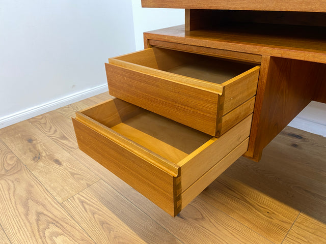 WMK # Stilvoller und gut erhaltener freistellender Mid-Century Schreibtisch in Teakholz mit Regal an der Rückseite und 2 Erweiterungen # Arbeitstisch Desk Bürotisch Cheftisch Partnertisch Vintage 60er