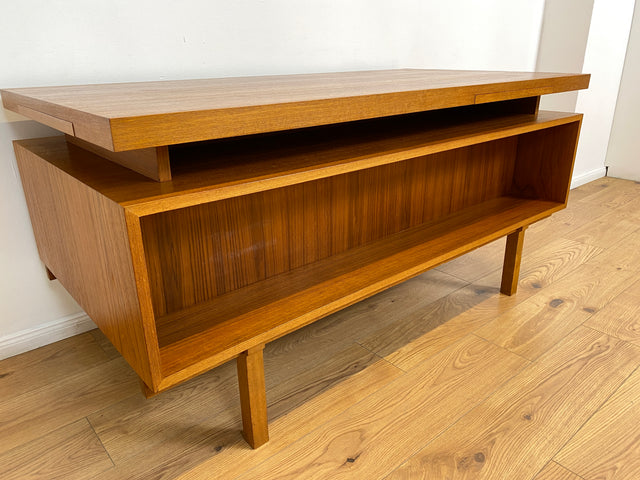 WMK # Stilvoller und gut erhaltener freistellender Mid-Century Schreibtisch in Teakholz mit Regal an der Rückseite und 2 Erweiterungen # Arbeitstisch Desk Bürotisch Cheftisch Partnertisch Vintage 60er