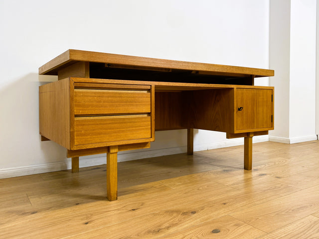 WMK # Stilvoller und gut erhaltener freistellender Mid-Century Schreibtisch in Teakholz mit Regal an der Rückseite und 2 Erweiterungen # Arbeitstisch Desk Bürotisch Cheftisch Partnertisch Vintage 60er