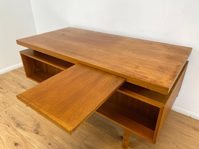 WMK # Stilvoller und gut erhaltener freistellender Mid-Century Schreibtisch in Teakholz mit Regal an der Rückseite und 2 Erweiterungen # Arbeitstisch Desk Bürotisch Cheftisch Partnertisch Vintage 60er