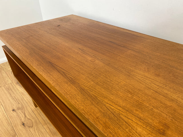 WMK # Stilvoller und gut erhaltener freistellender Mid-Century Schreibtisch in Teakholz mit Regal an der Rückseite und 2 Erweiterungen # Arbeitstisch Desk Bürotisch Cheftisch Partnertisch Vintage 60er