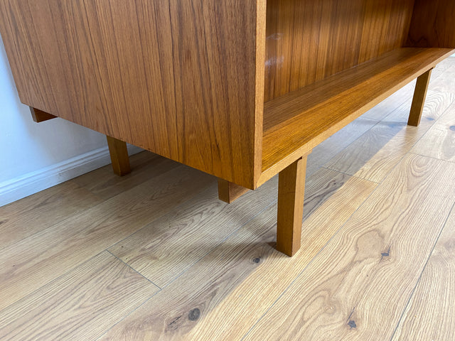 WMK # Stilvoller und gut erhaltener freistellender Mid-Century Schreibtisch in Teakholz mit Regal an der Rückseite und 2 Erweiterungen # Arbeitstisch Desk Bürotisch Cheftisch Partnertisch Vintage 60er