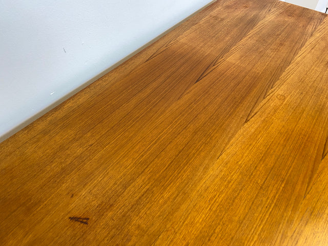 WMK # Stilvoller und gut erhaltener freistellender Mid-Century Schreibtisch in Teakholz mit Regal an der Rückseite und 2 Erweiterungen # Arbeitstisch Desk Bürotisch Cheftisch Partnertisch Vintage 60er