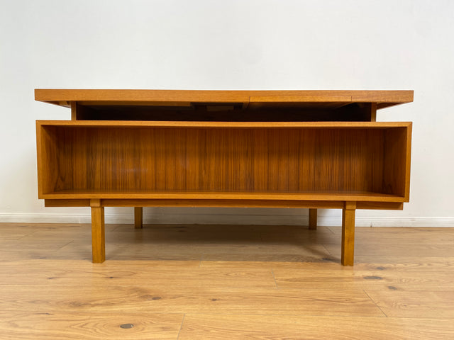 WMK # Stilvoller und gut erhaltener freistellender Mid-Century Schreibtisch in Teakholz mit Regal an der Rückseite und 2 Erweiterungen # Arbeitstisch Desk Bürotisch Cheftisch Partnertisch Vintage 60er