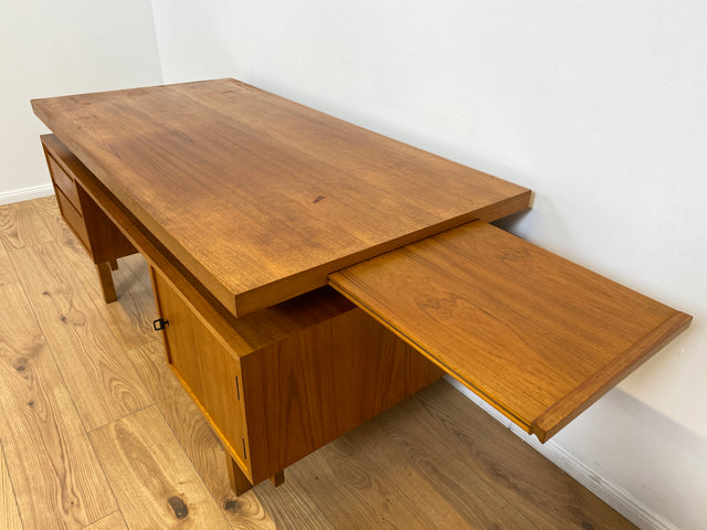 WMK # Stilvoller und gut erhaltener freistellender Mid-Century Schreibtisch in Teakholz mit Regal an der Rückseite und 2 Erweiterungen # Arbeitstisch Desk Bürotisch Cheftisch Partnertisch Vintage 60er