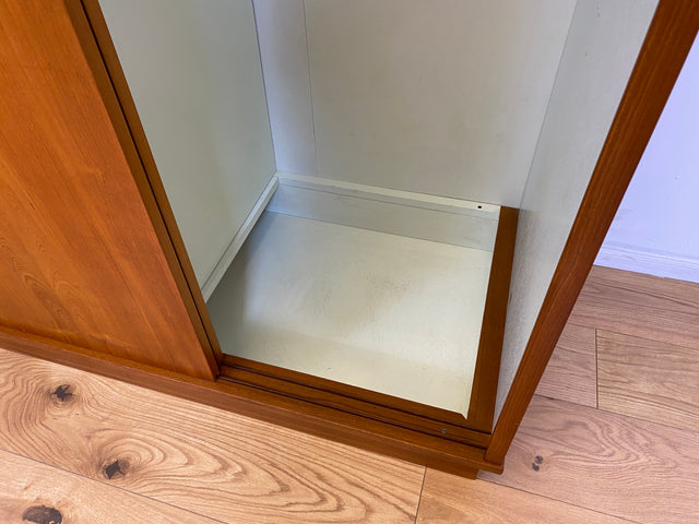 WMK # Sehr gut erhaltener großer skandinavischer Mid-Century Kleiderschrank in Teakholz mit Aufsatz und Schiebetüren  # Schrank Schlafzimmerschrank Wäscheschrank Wardrobe Danish Design Vintage Berlin